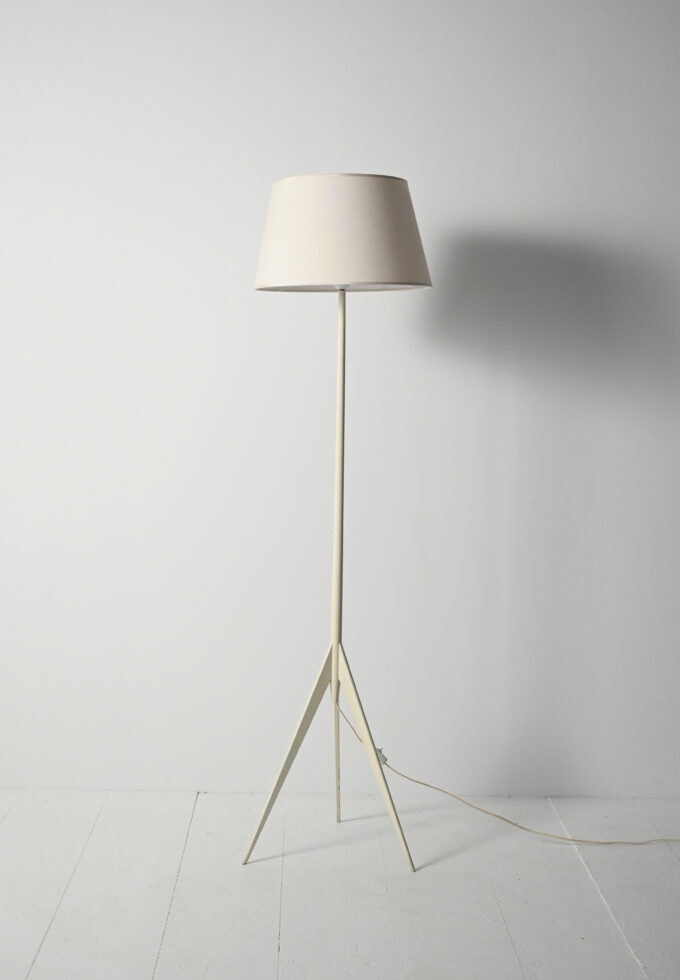 Lampada da terra tripode scandinava in legno laccato bianco-b