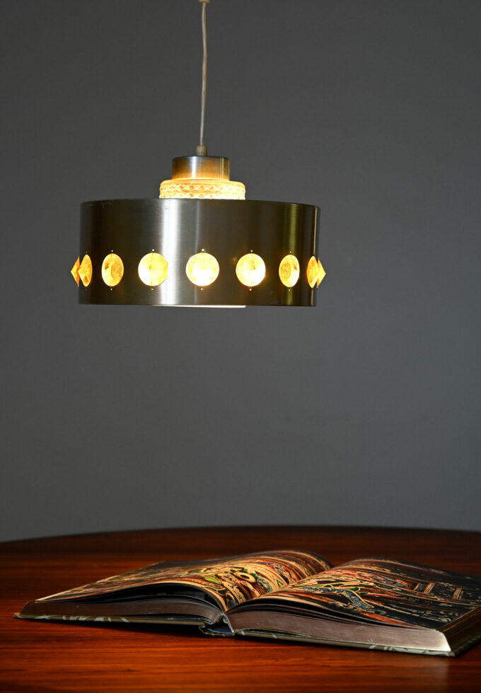 Lampada a sospensione con metallo e vetro-b