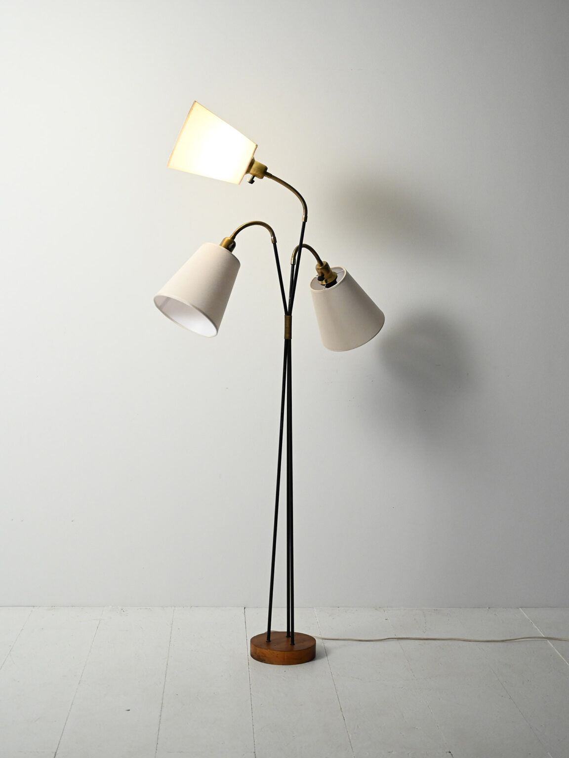 Scandinavian floor lamp with three lights Casafika — free download