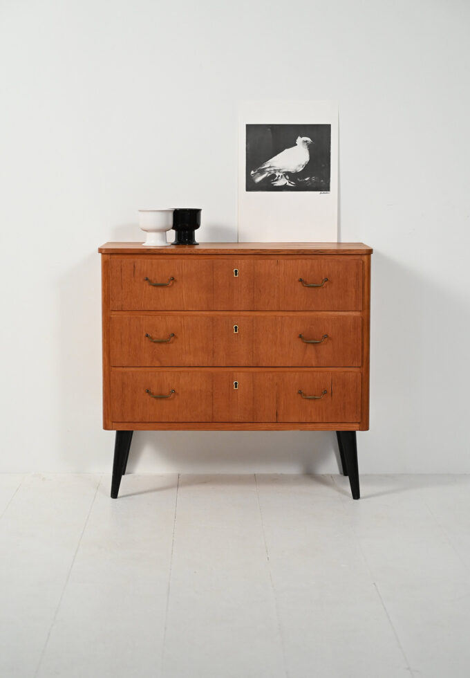 Cassettiera scandinava in teak con gambe nere-a