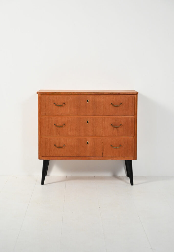 Cassettiera scandinava in teak con gambe nere-b