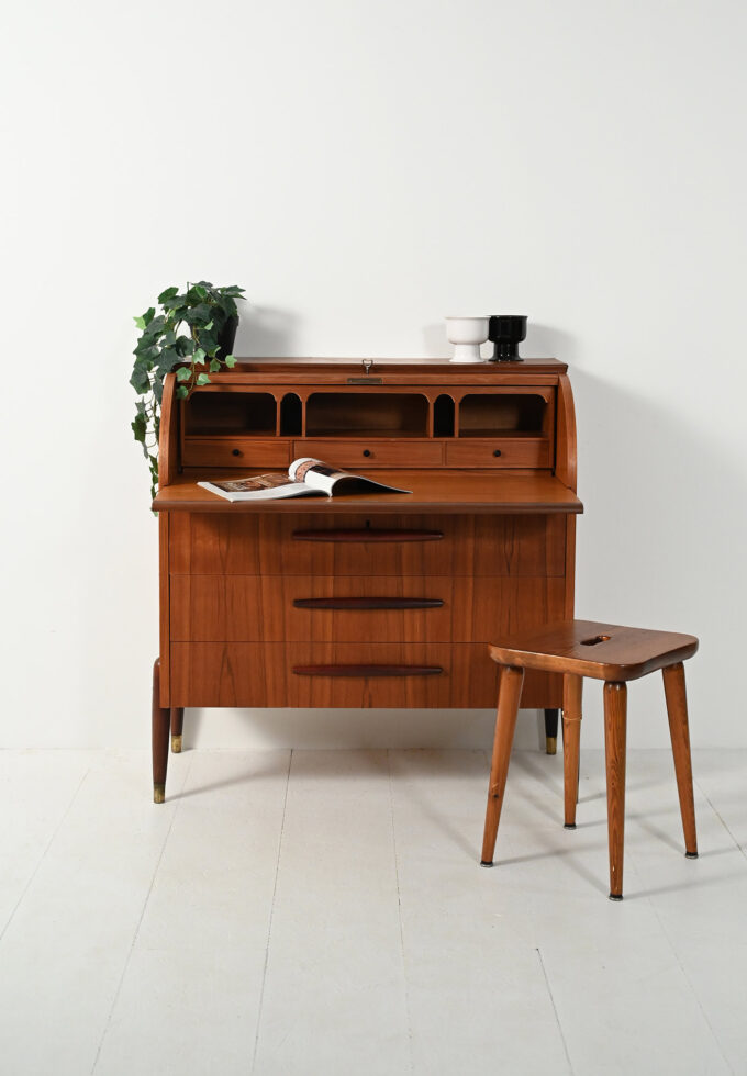 Secretaire anni ’50 in teak maniglie scolpite allungate-a