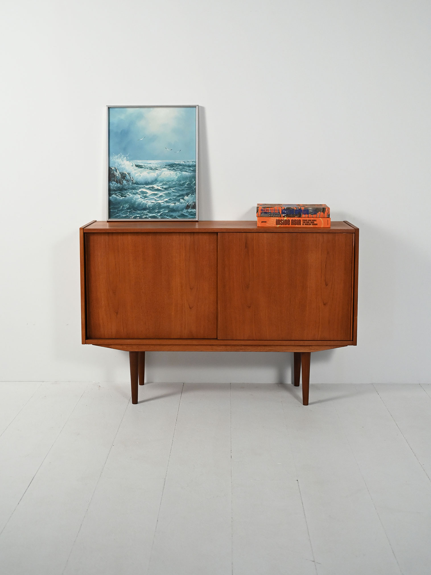 Piccolo sideboard scandinavo anni ’50 con due ante-a