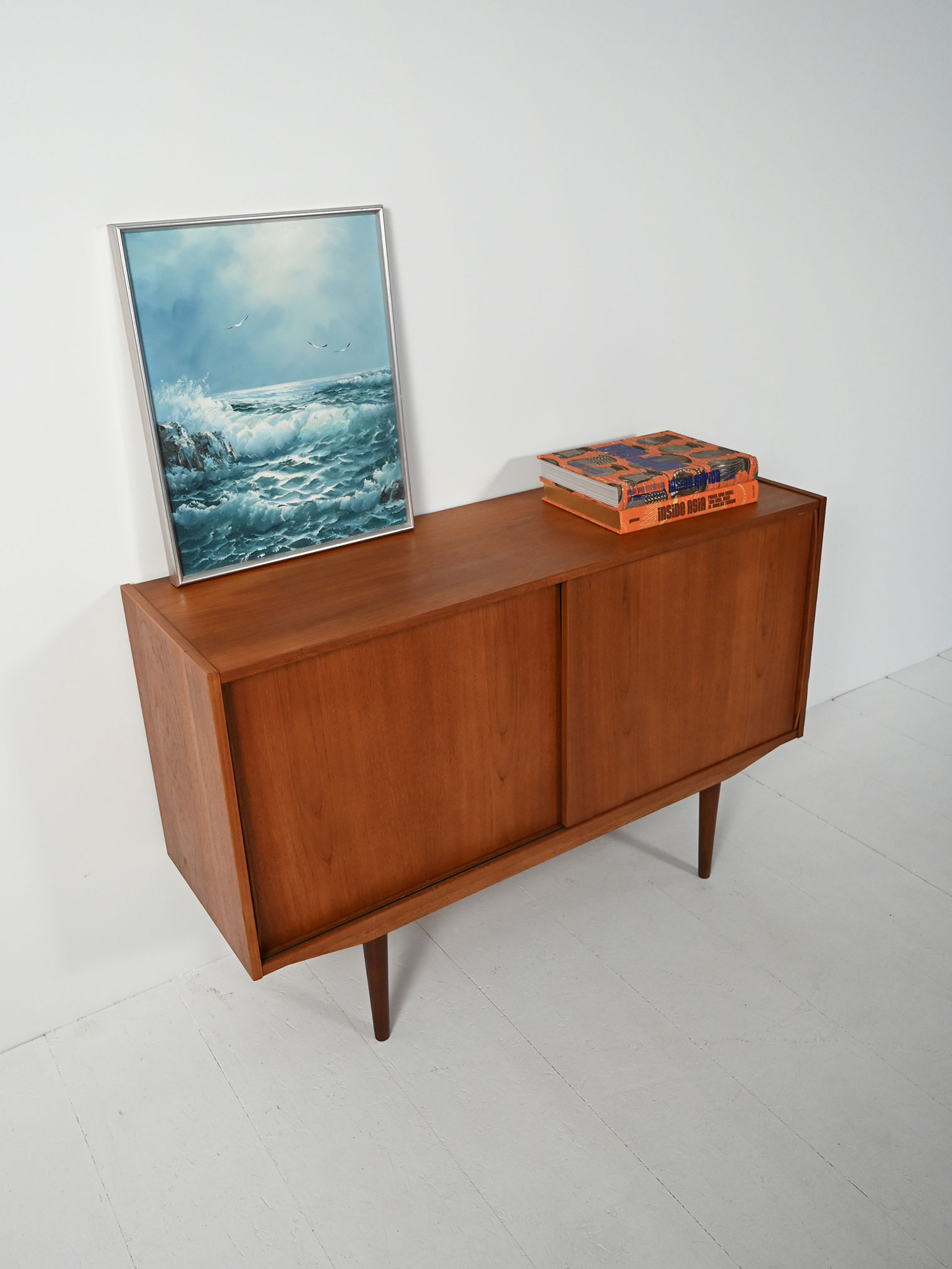 Piccolo sideboard scandinavo 50s due ante-b Piccolo sideboard scandinavo anni ’50 con due ante-b