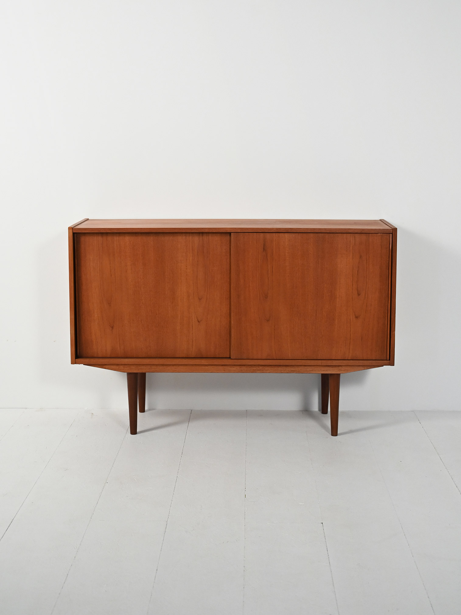 Piccolo sideboard scandinavo 50s due ante-c Piccolo sideboard scandinavo anni ’50 con due ante-c