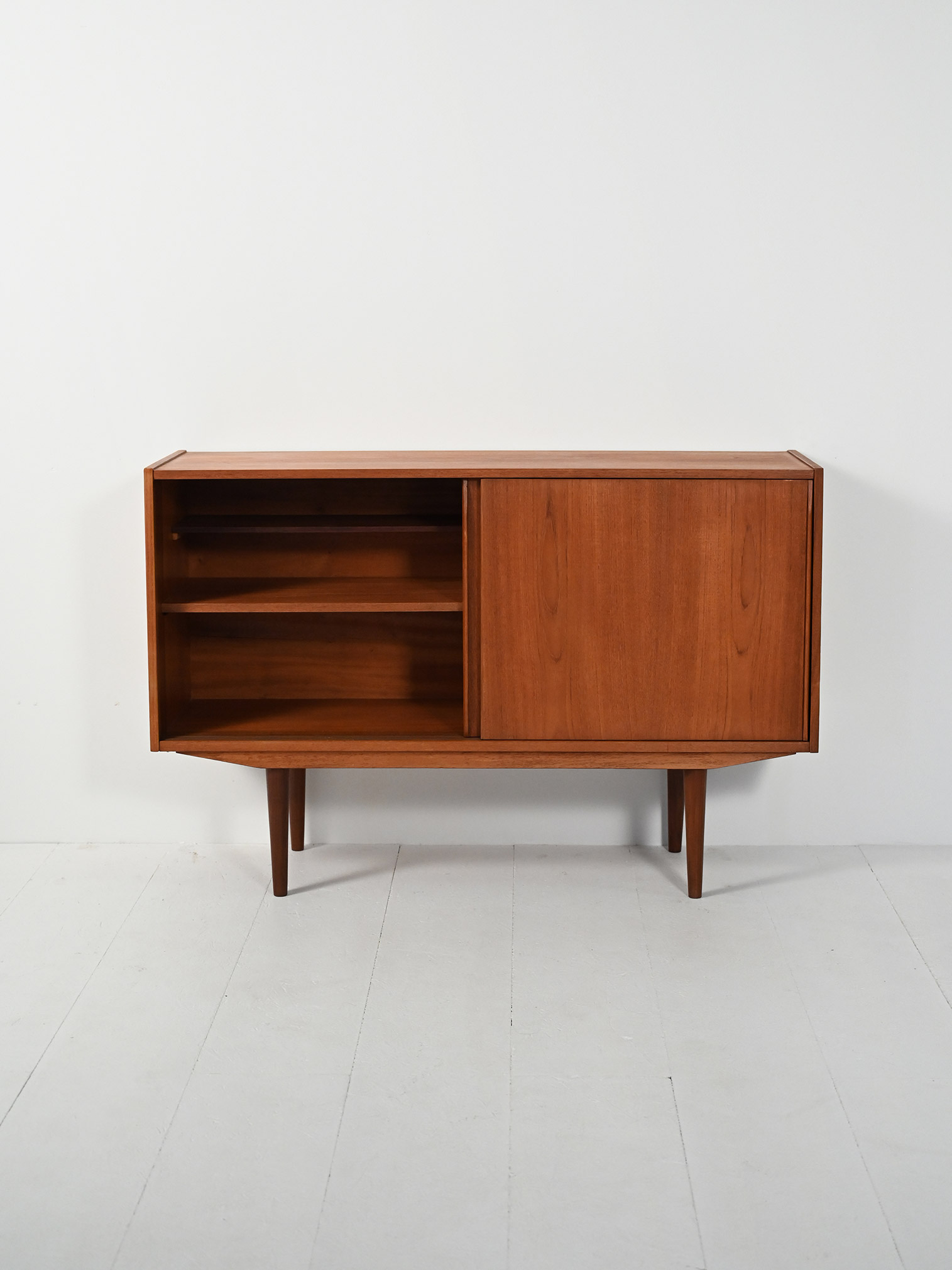 Piccolo sideboard scandinavo 50s due ante-d Piccolo sideboard scandinavo anni ’50 con due ante-d