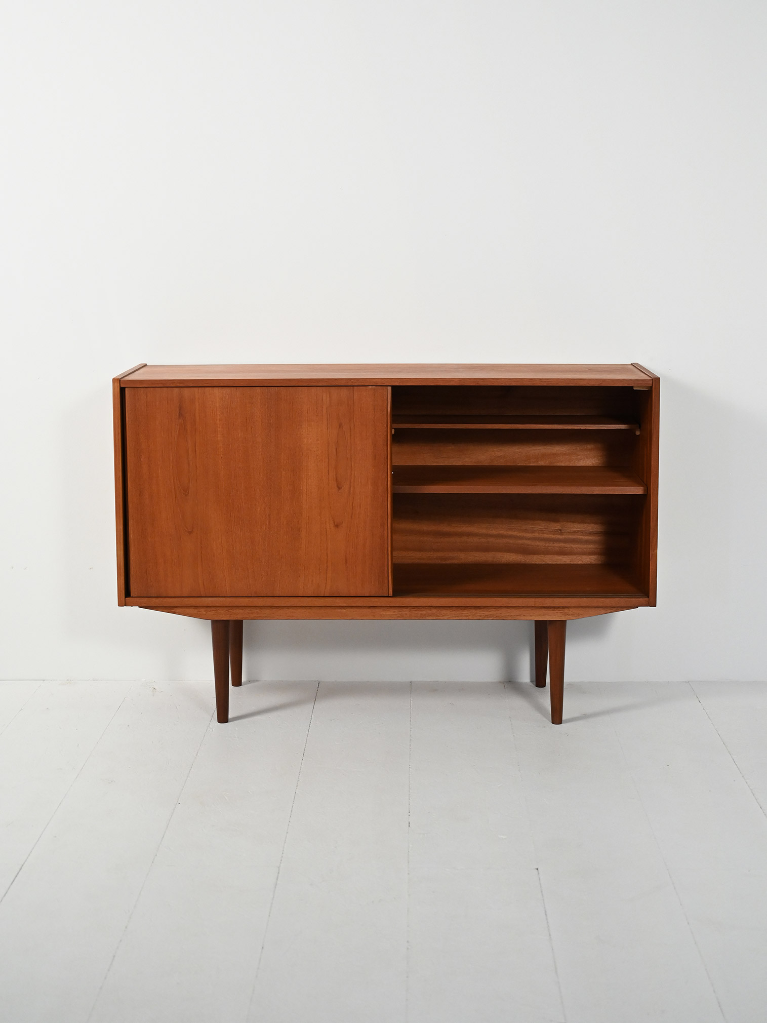 Piccolo sideboard scandinavo 50s due ante-e Piccolo sideboard scandinavo anni ’50 con due ante-e