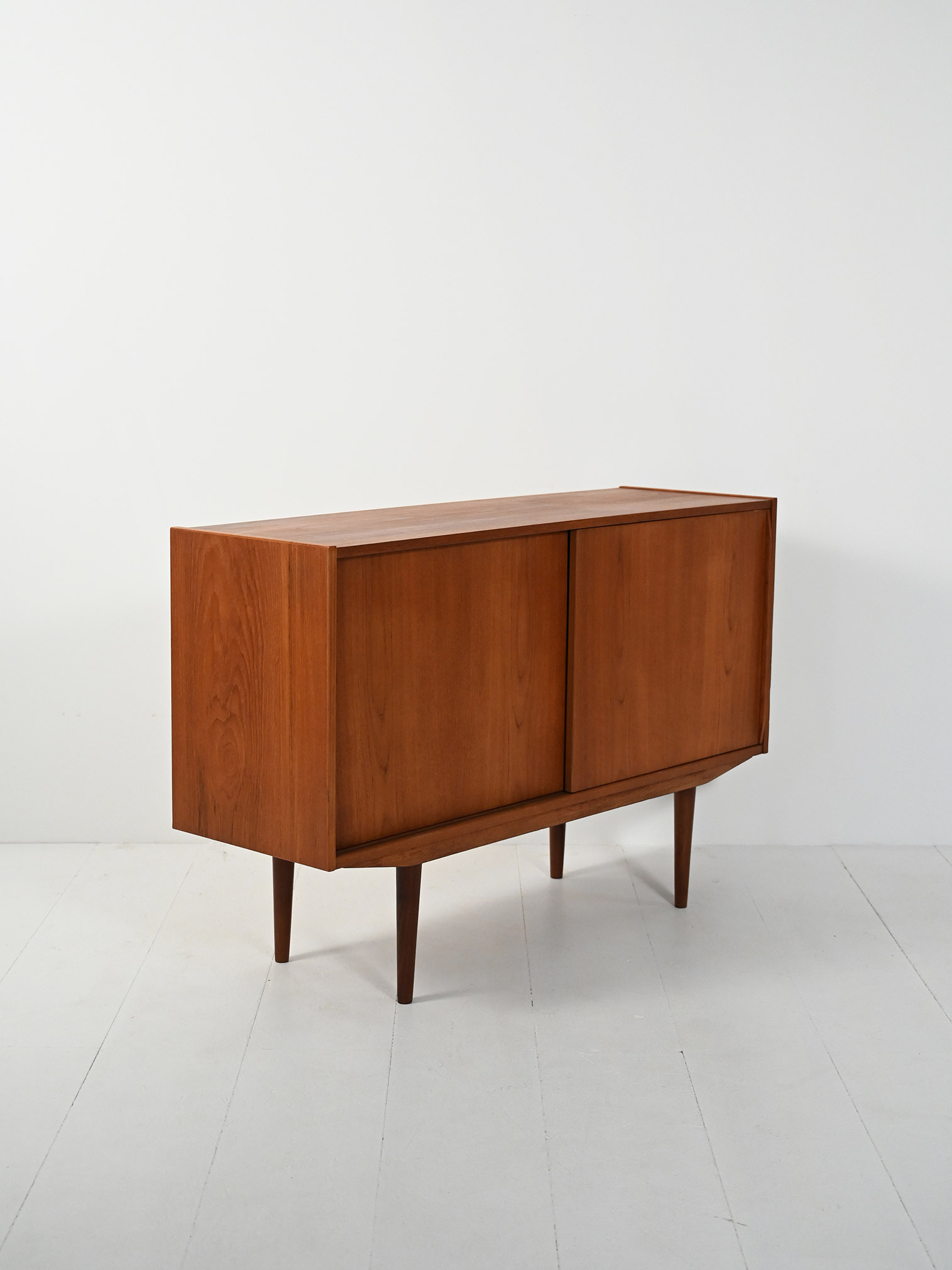 Piccolo sideboard scandinavo 50s due ante-f Piccolo sideboard scandinavo anni ’50 con due ante-f