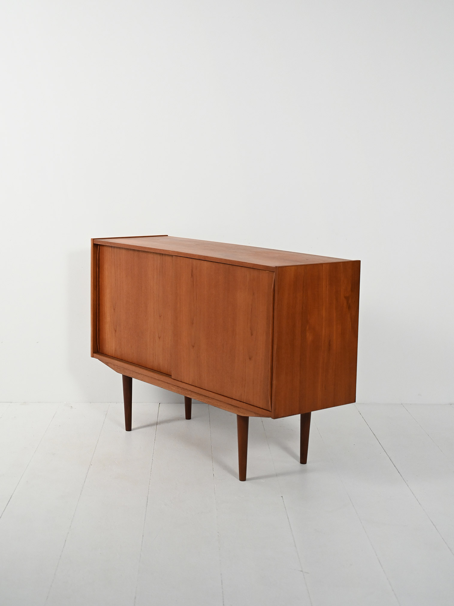 Piccolo sideboard scandinavo 50s due ante-g Piccolo sideboard scandinavo anni ’50 con due ante-g