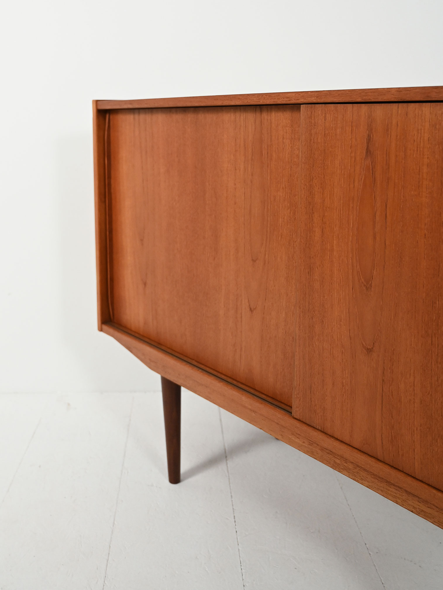 Piccolo sideboard scandinavo 50s due ante-h Piccolo sideboard scandinavo anni ’50 con due ante-h