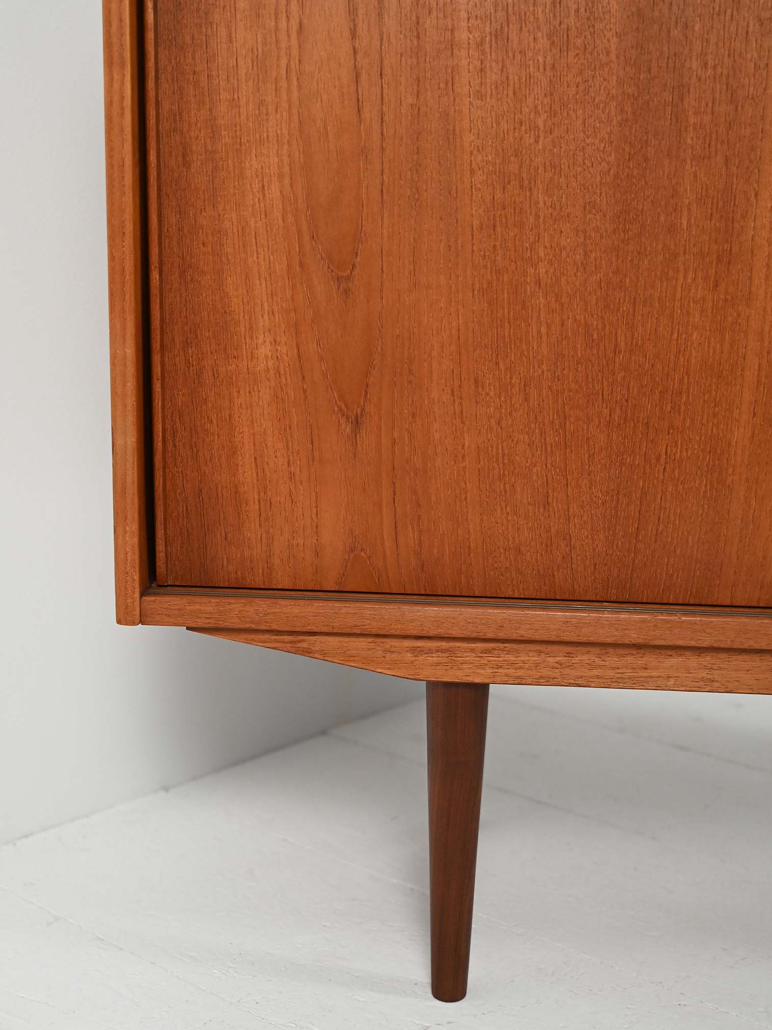 Piccolo sideboard scandinavo 50s due ante-i Piccolo sideboard scandinavo anni ’50 con due ante-i