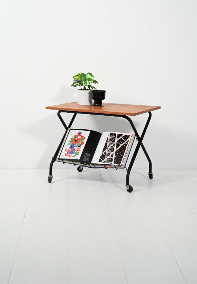 Tavolino scandinavo con portariviste, anni 60–70-a