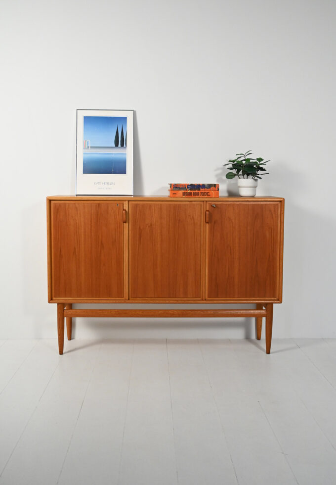Highboard scandinavo anni 50/60 in rovere e teak con tre ante-a