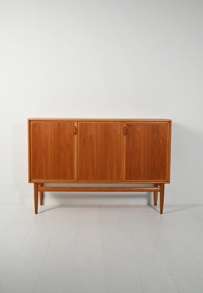 Highboard scandinavo anni 50/60 in rovere e teak con tre ante-b