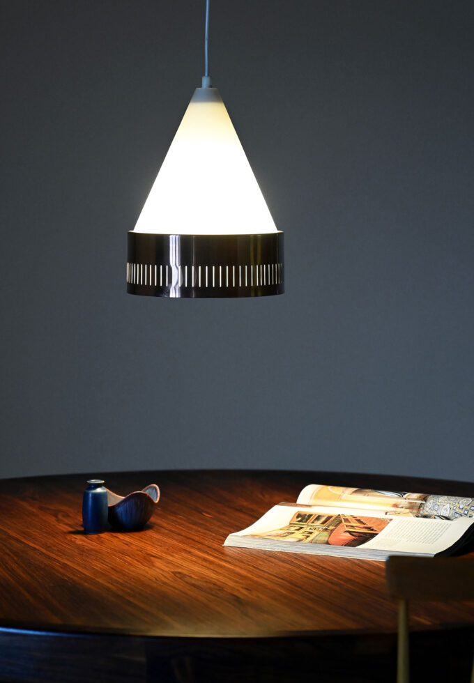 Scandinavian pendant lamp with copper-a circle.