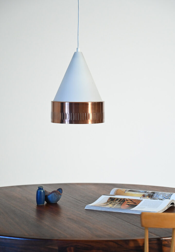 Scandinavian pendant lamp with copper-b circle.