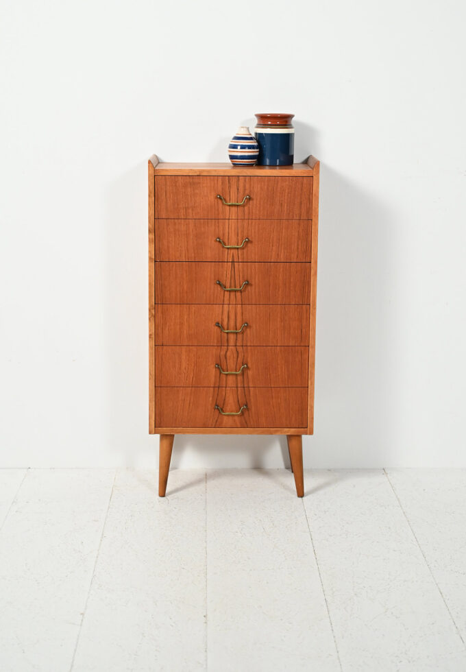 Piccola cassettiera scandinava in teak anni Cinquanta-a