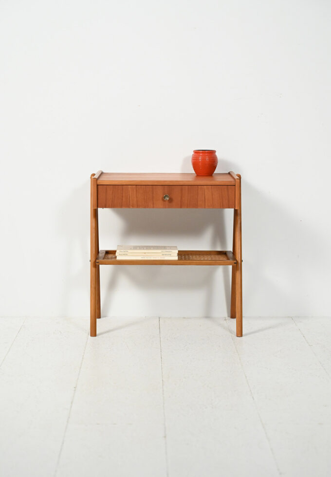 Comodino scandinavo anni 50 in teak con paglia di Vienna-a