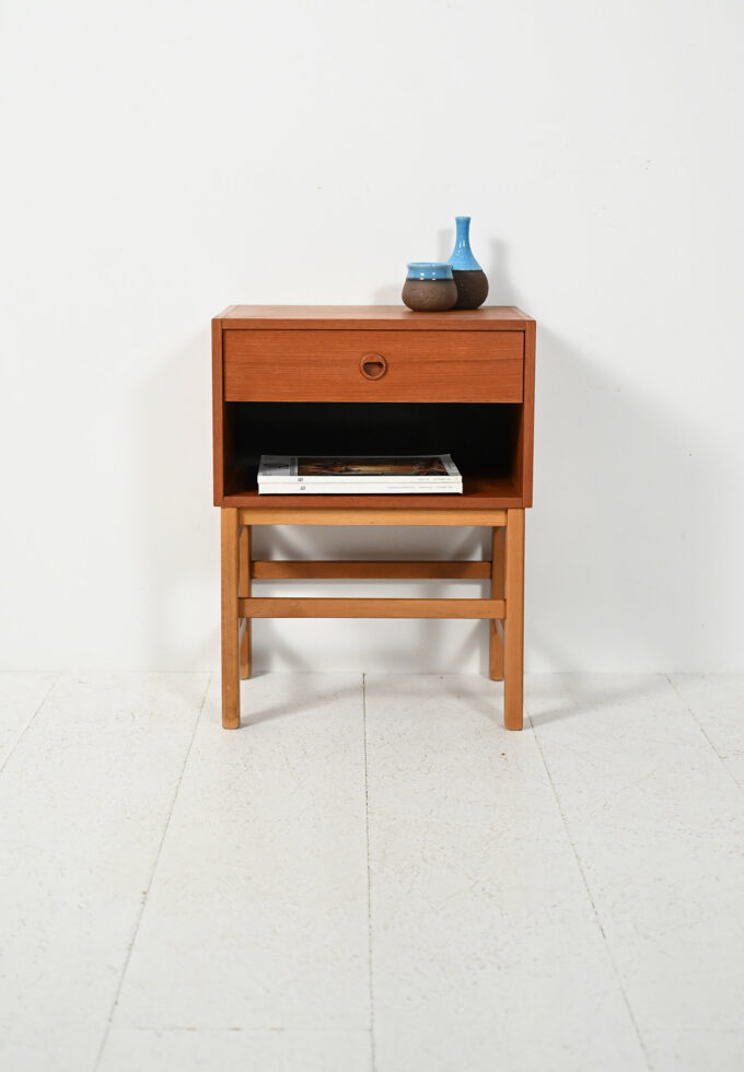 Comodino scandinavo cubico in teak anni Sessanta-a