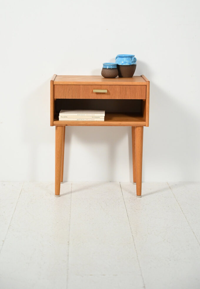 Comodino scandinavo vintage con maniglia in ottone-a