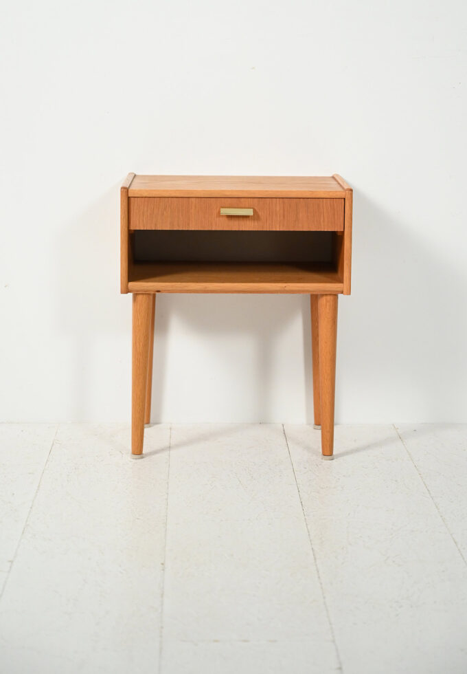 Comodino scandinavo vintage con maniglia in ottone-b