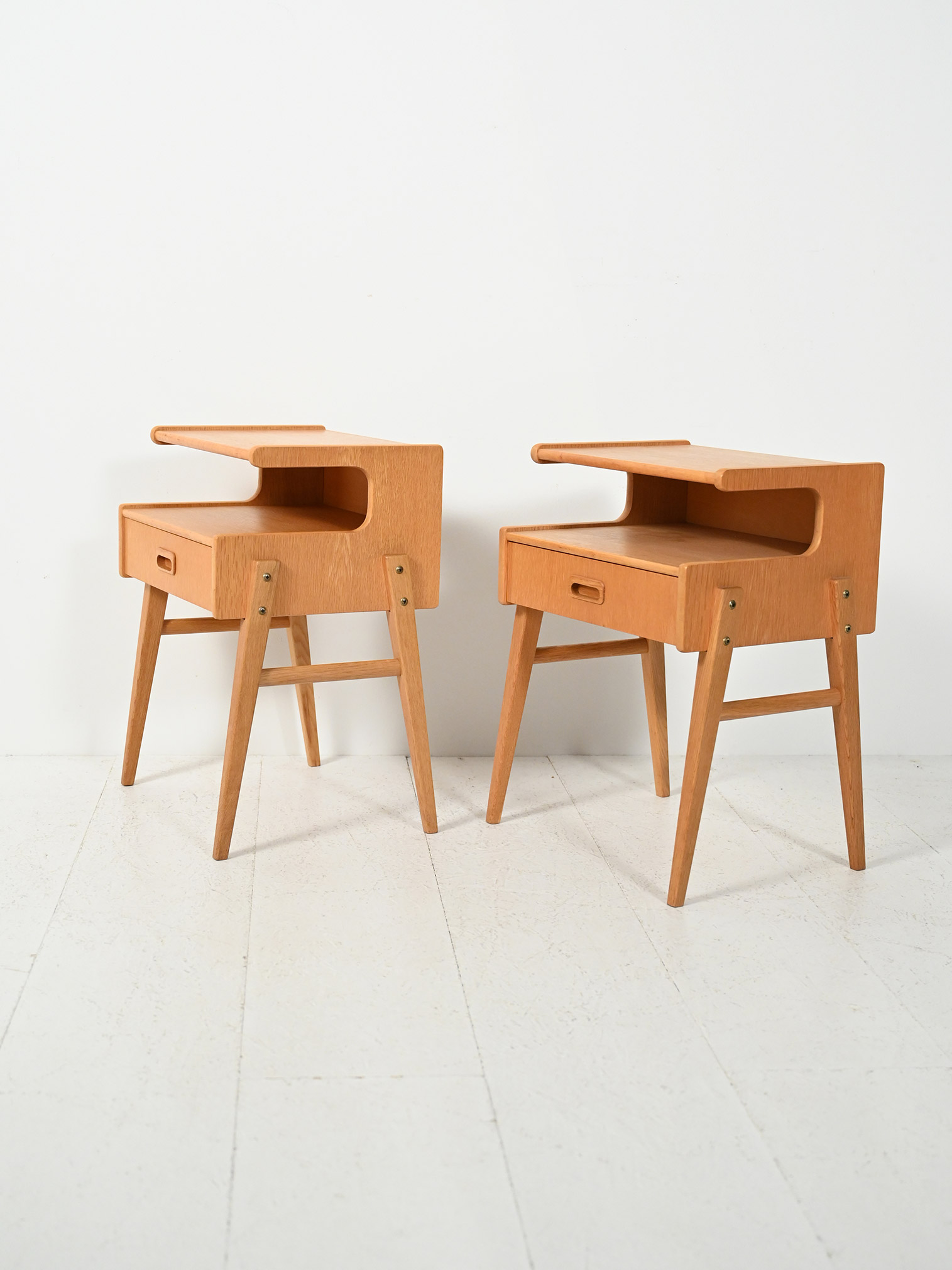 Pair of Scandinavian shaped oak-c nightstands. Pair of Scandinavian shaped bedside tables in oak-c