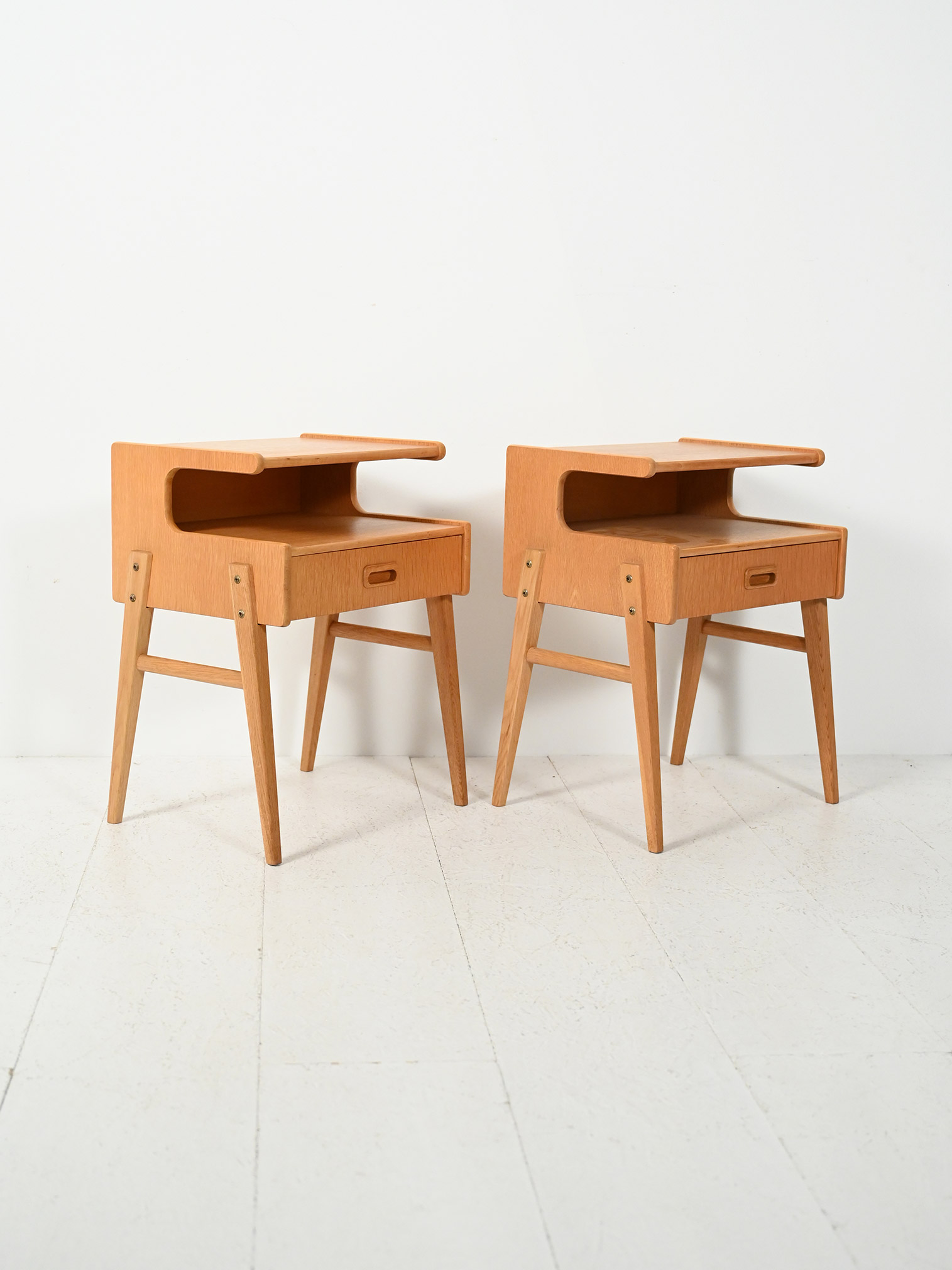Pair of Scandinavian shaped bedside tables oak-d Pair of Scandinavian shaped nightstands in oak-d