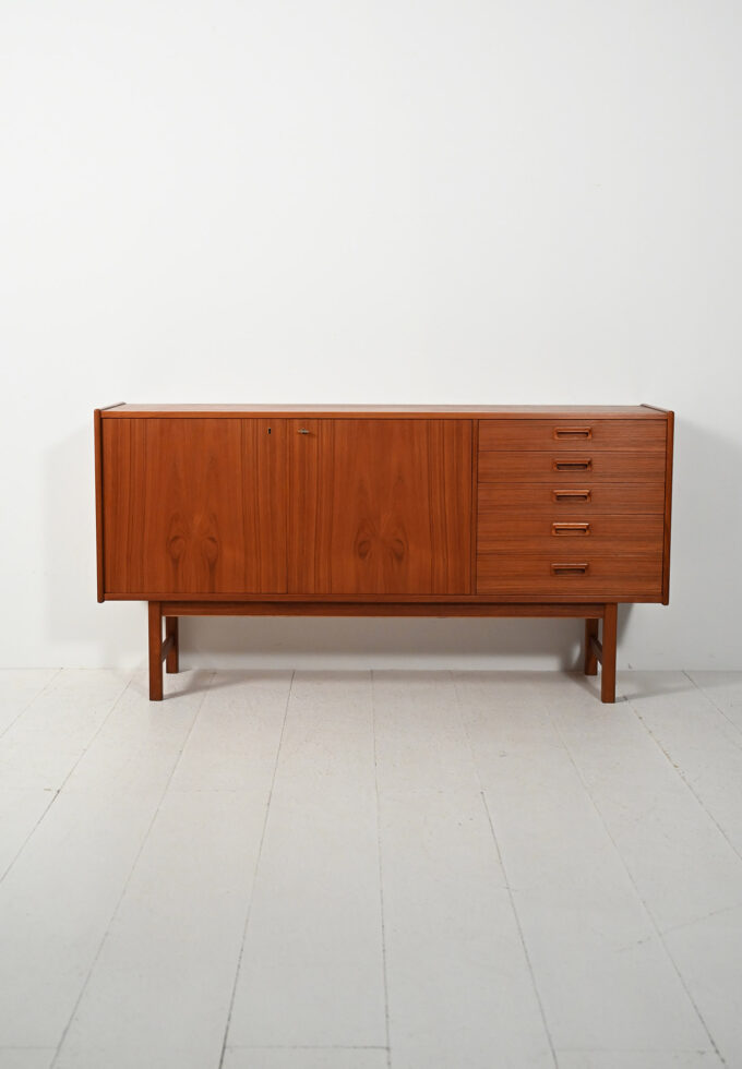 Sideboard scandinavo anni 60 con maniglie a sbalzo-b