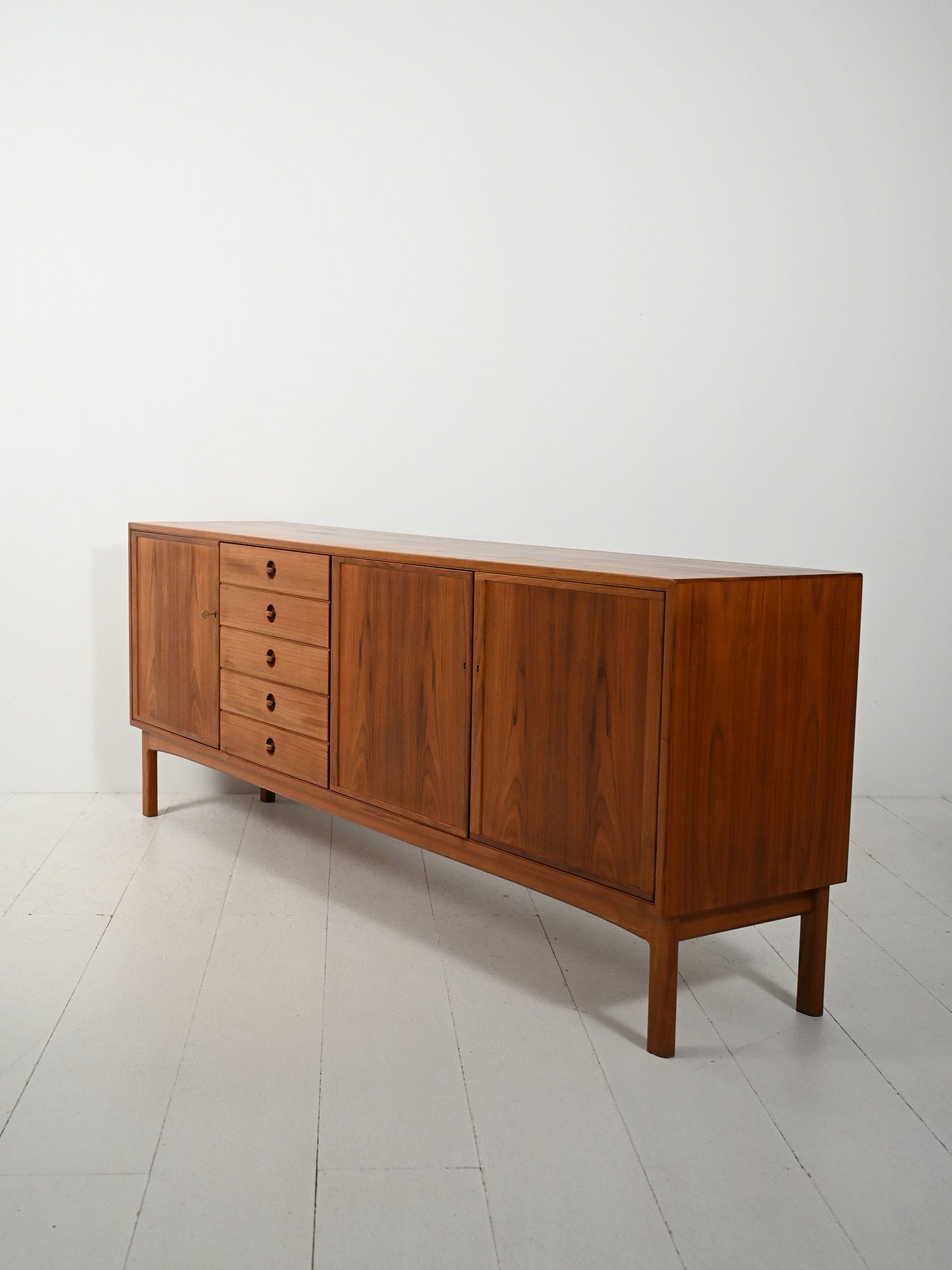 Sideboard teak modello "Tiveden"-e Sideboard in teak modello "Tiveden"-e