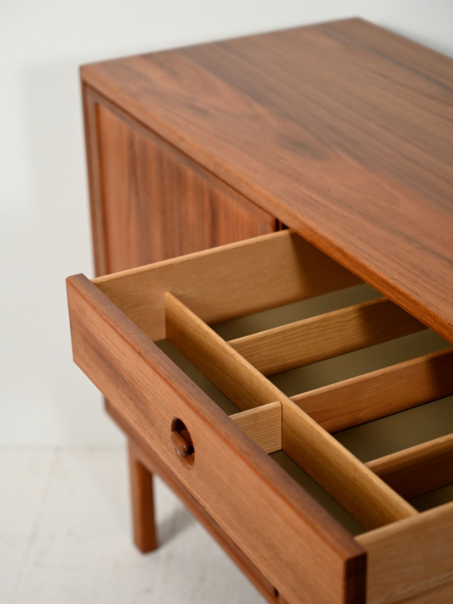 Sideboard teak modello "Tiveden"-i Sideboard in teak modello "Tiveden"-i