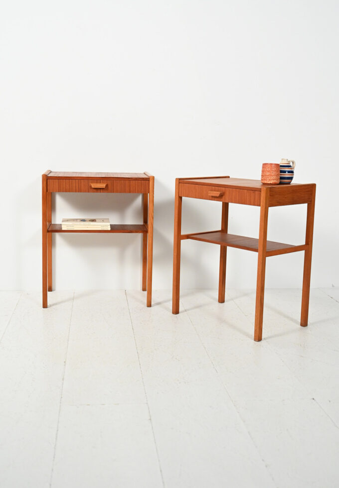 Coppia di comodini scandinavi vintage con cassetto e portariviste-a