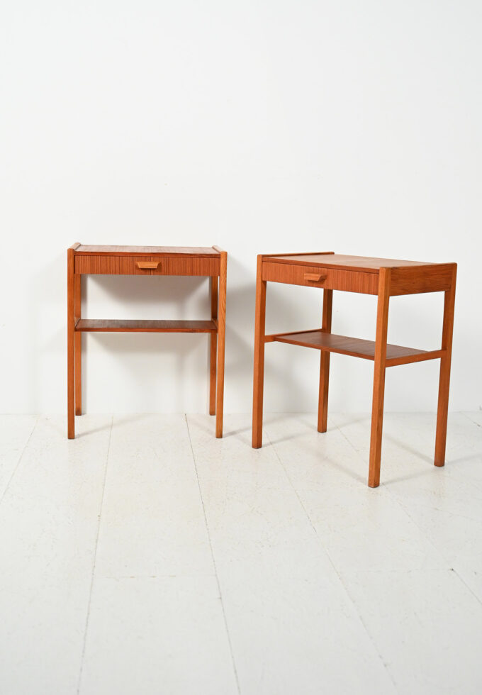 Coppia di comodini scandinavi vintage con cassetto e portariviste-b