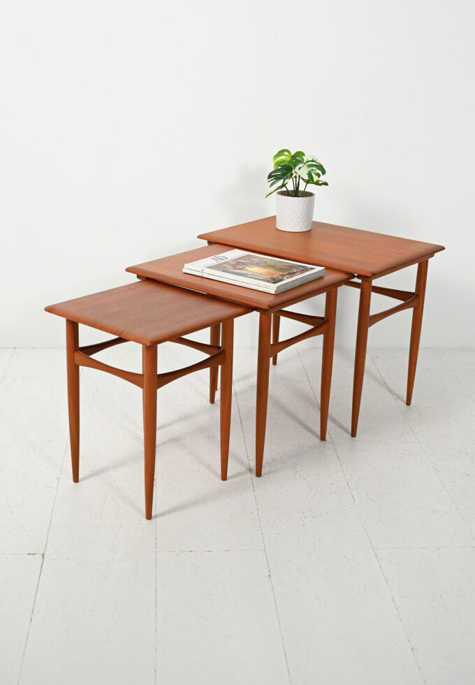 Tavolini ad incastro scandinavi anni 50–60 in teak-a