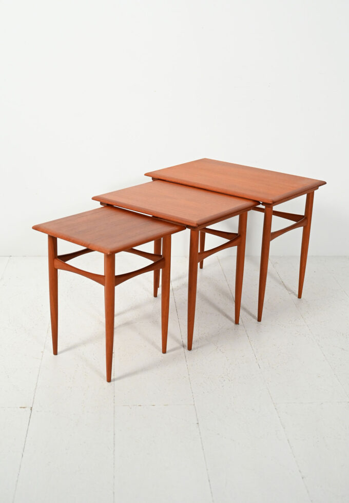 Tavolini ad incastro scandinavi anni 50–60 in teak-b