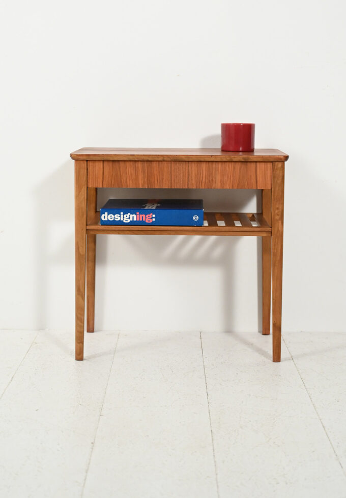 Comodino scandinavo con portariviste a listelli-a