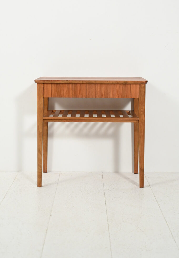 Comodino scandinavo con portariviste a listelli-b