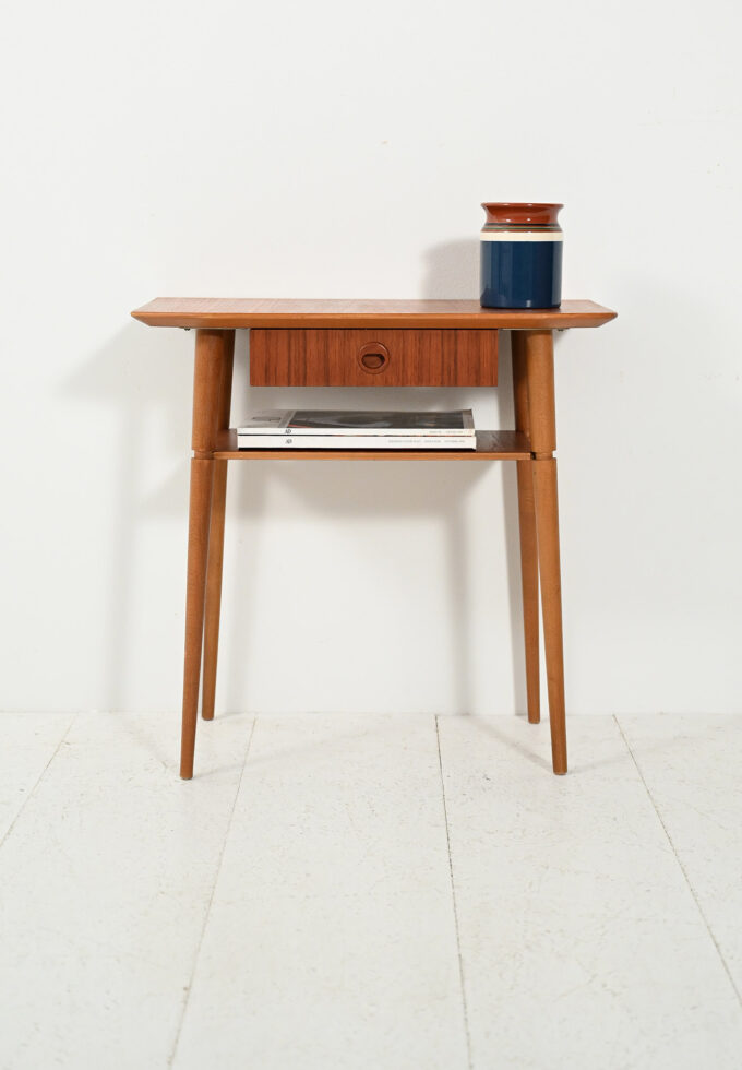 Comodino scandinavo in teak dalla silouhette allungata-a