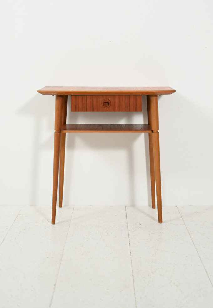 Comodino scandinavo in teak dalla silouhette allungata-b