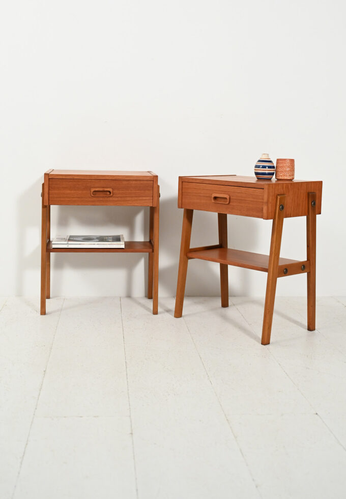 Coppia di comodini scandinavi in teak-a