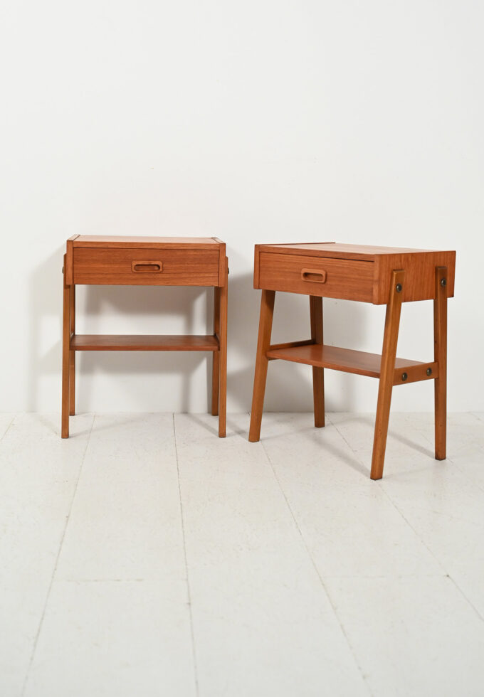 Coppia di comodini scandinavi in teak-b