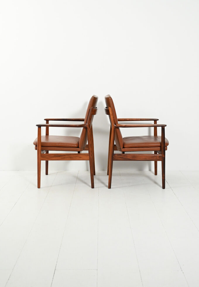 Pair of "Ark" armchairs by Arne Vodder in leather-e