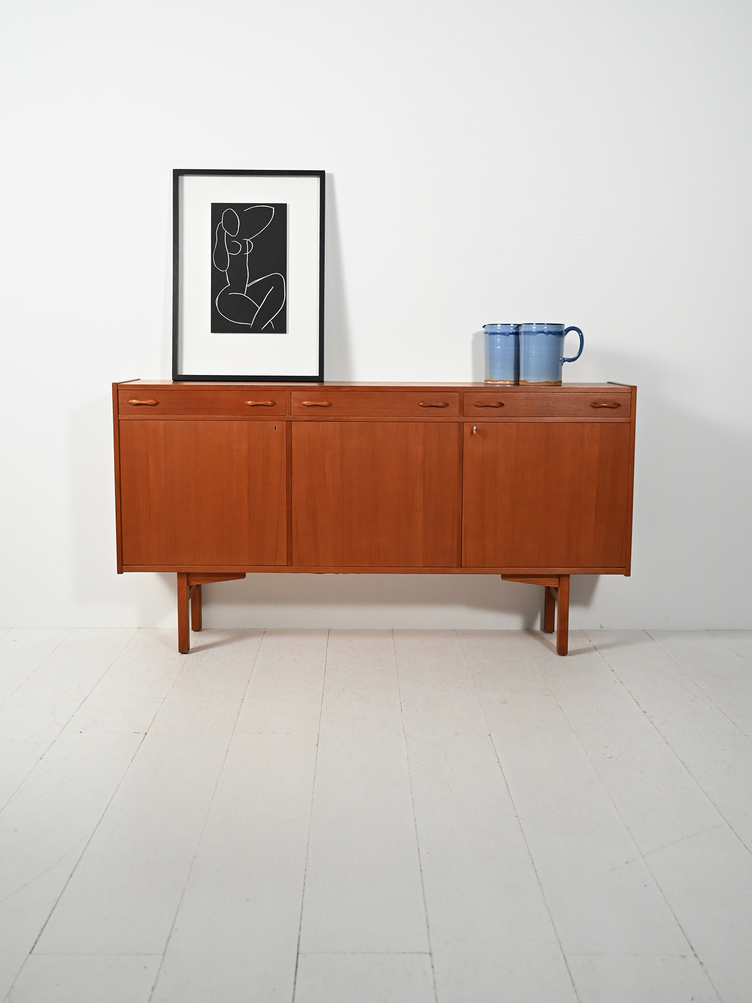 Sideboard svedese 50–60s teak maniglie scolpite-a Sideboard svedese anni 50–60 in teak con maniglie scolpite-a