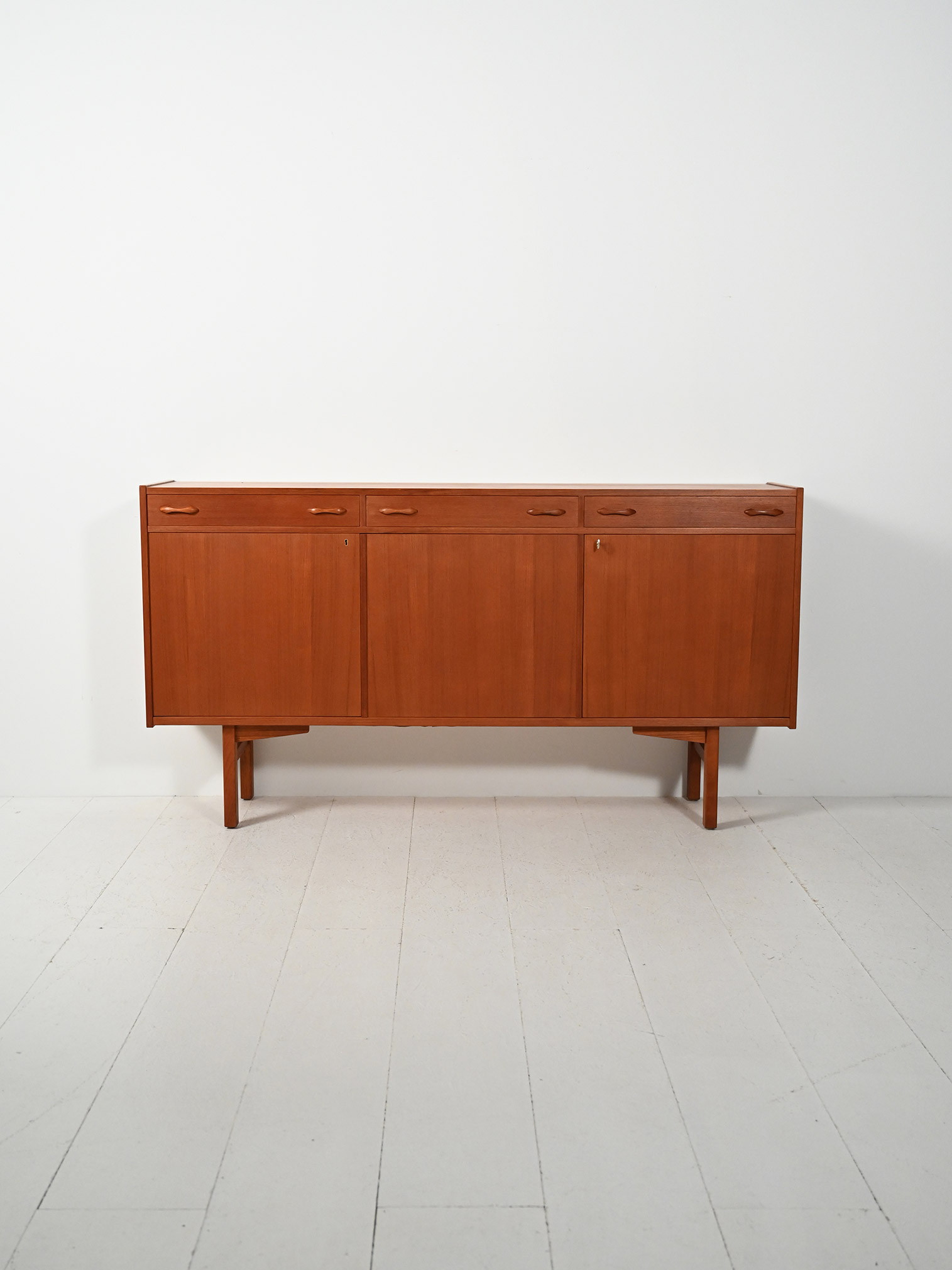 Sideboard svedese 50–60s teak maniglie scolpite-b Sideboard svedese anni 50–60 in teak con maniglie scolpite-b