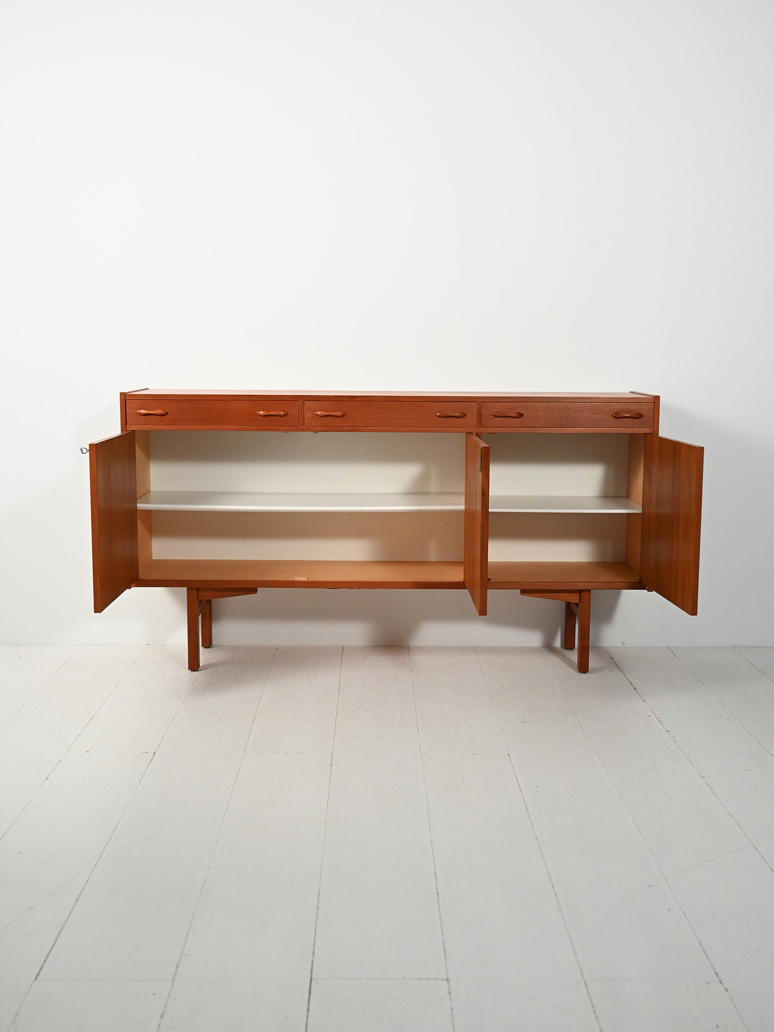 Sideboard svedese 50–60s teak maniglie scolpite-c Sideboard svedese anni 50–60 in teak con maniglie scolpite-c