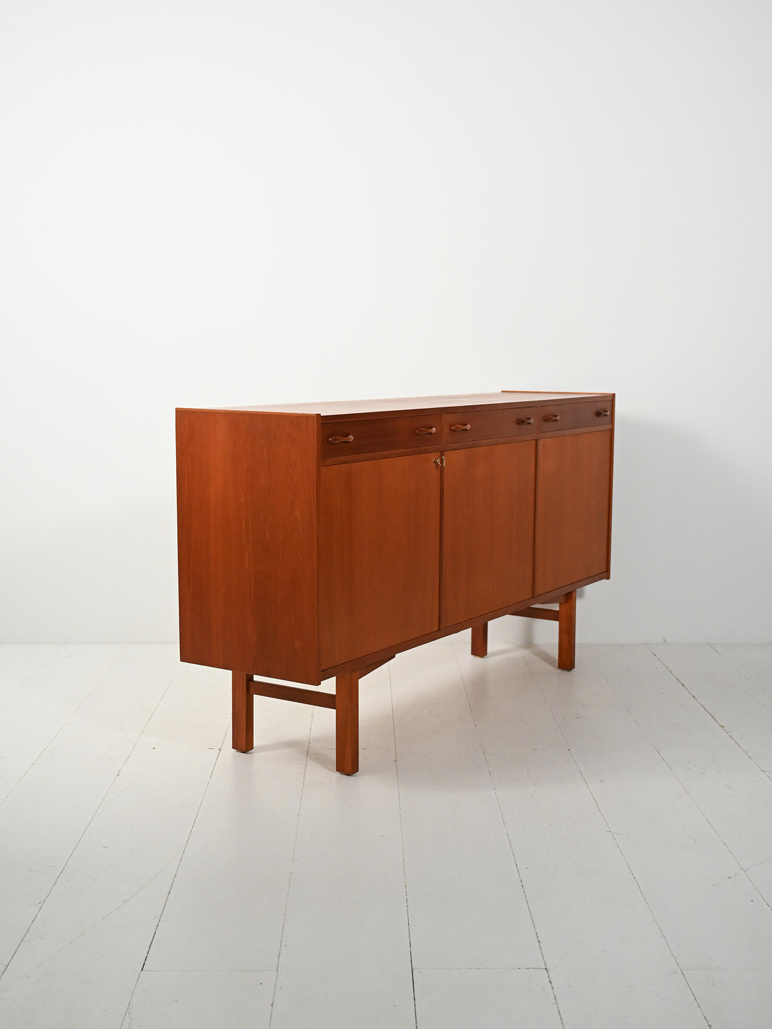 Sideboard svedese 50–60s teak maniglie scolpite-d Sideboard svedese anni 50–60 in teak con maniglie scolpite-d