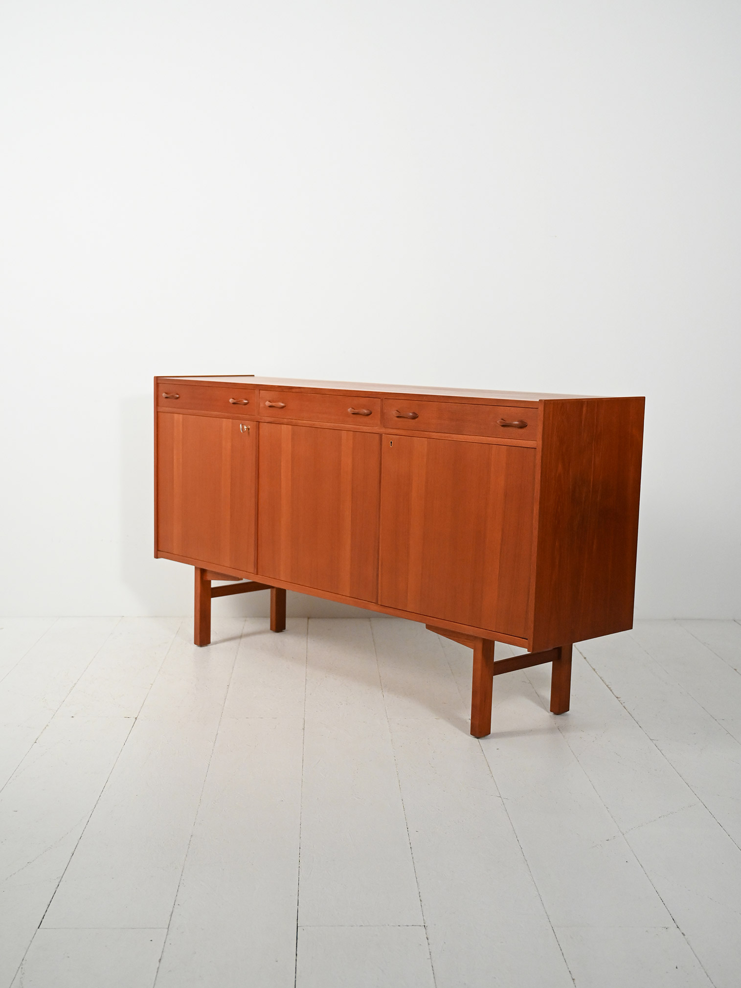 Sideboard svedese 50–60s teak maniglie scolpite-e Sideboard svedese anni 50–60 in teak con maniglie scolpite-e