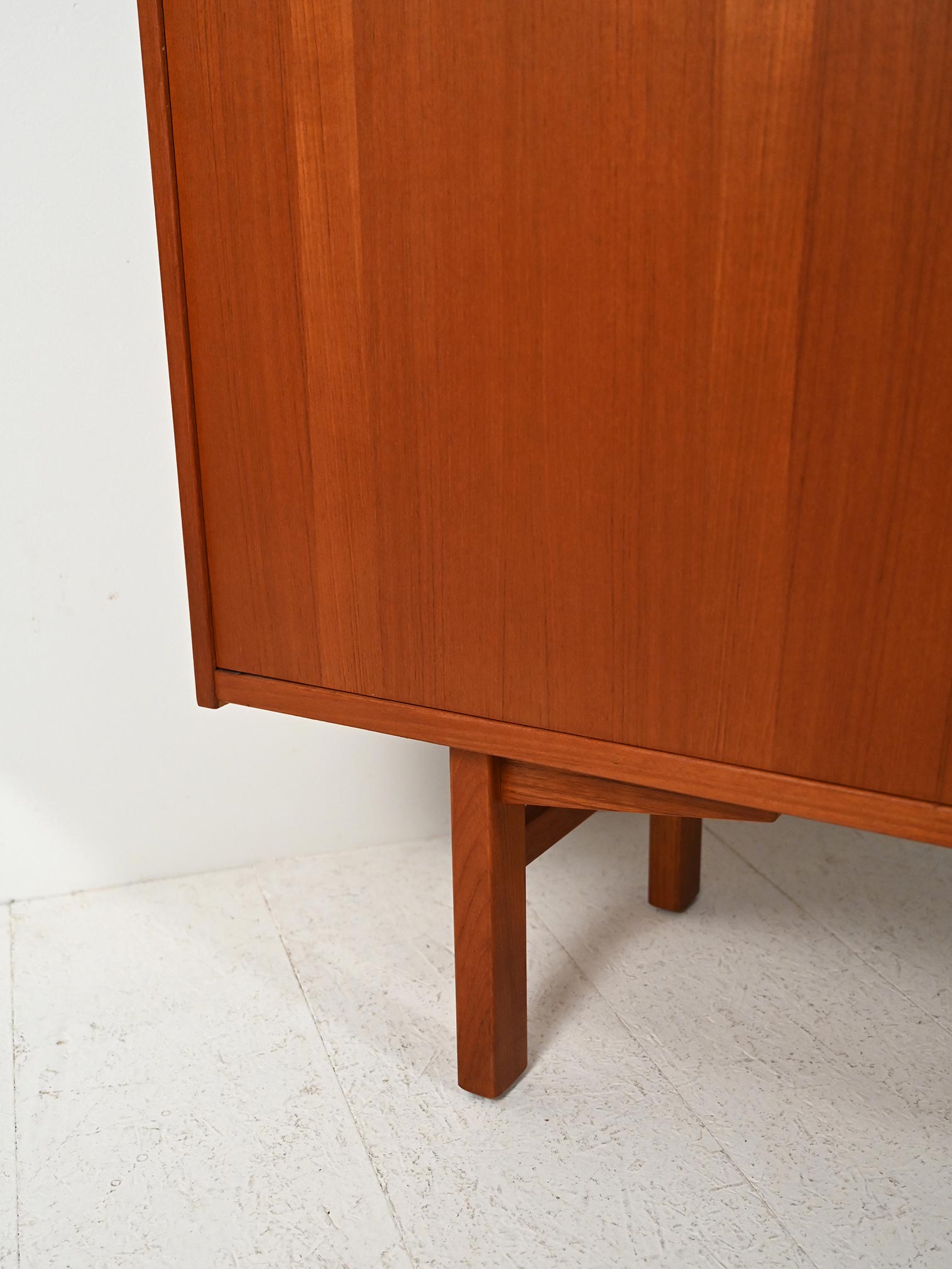 Sideboard svedese 50–60s teak maniglie scolpite-f Sideboard svedese anni 50–60 in teak con maniglie scolpite-f