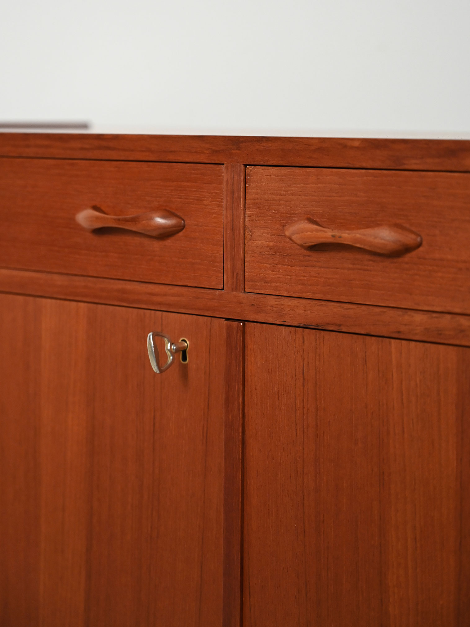 Sideboard svedese 50–60s teak maniglie scolpite-g Sideboard svedese anni 50–60 in teak con maniglie scolpite-g