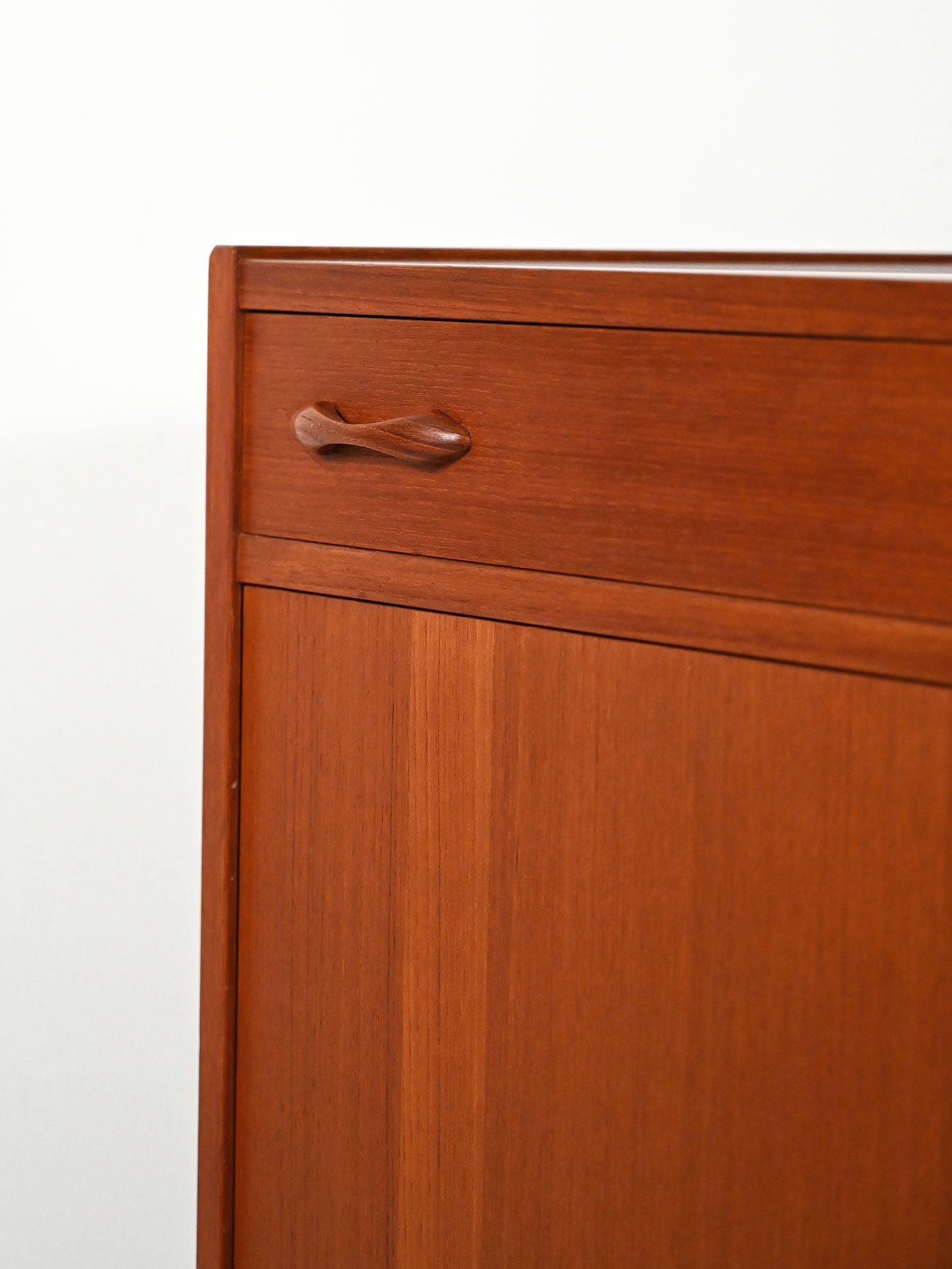Sideboard svedese 50–60s teak maniglie scolpite-h Sideboard svedese anni 50–60 in teak con maniglie scolpite-h