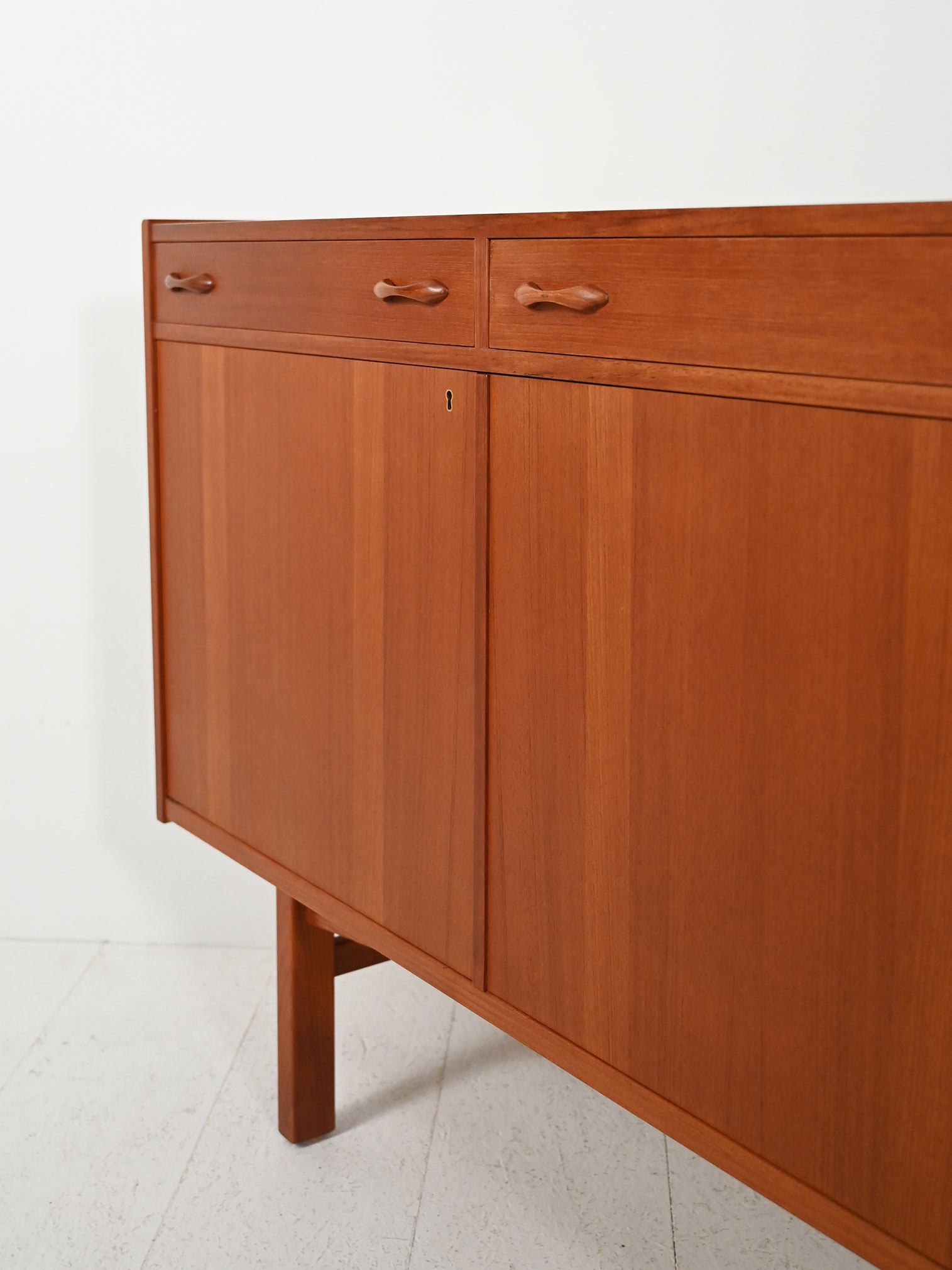 Sideboard svedese 50–60s teak maniglie scolpite-i Sideboard svedese anni 50–60 in teak con maniglie scolpite-i